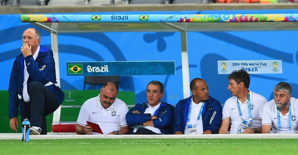 08. jul. 2014 - Felipão e comissão técnica do Brasil observam a derrota por 7 a 1 para a Alemanha, no Mineirão