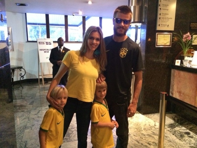 Fernanda Lima e Rodrigo Hilbert posam com os filhos no hotel da seleção brasileira antes de seguirem para o Mineirão