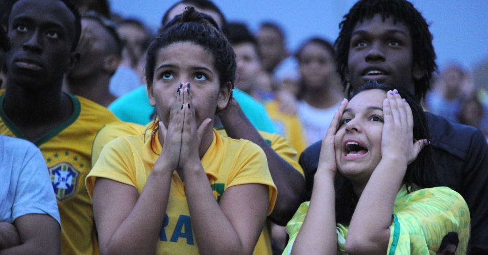 Garotas se desesperam na Fan Fest de Copacabana ao ver seleção brasileira sendo goleada