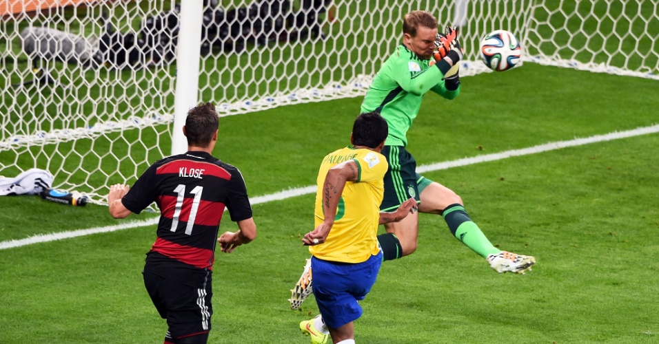 08. jul. 2014 - Goleiro alemão Neuer faz grande defesa após finalização de Paulinho, durante o segundo tempo no Mineirão