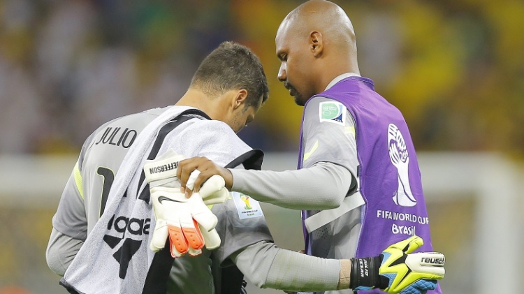 Goleiro reserva Jefferson tenta consolar Júlio César no final da derrota brasileira para a Alemanha por 7 a 1, no Mineirão - EFE/EPA/ROBERT GHEMENT - EFE/EPA/ROBERT GHEMENT