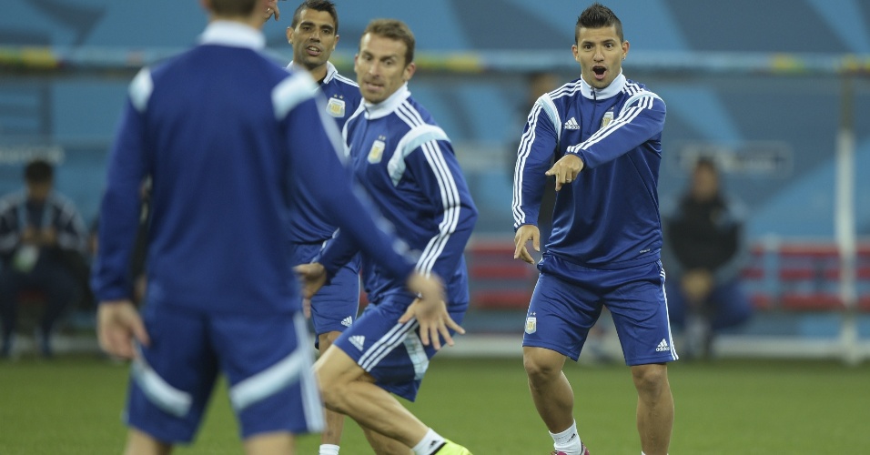 Jogadores participam de treino da Argentina no Itaquerão um dia antes da semifinal contra a Holanda