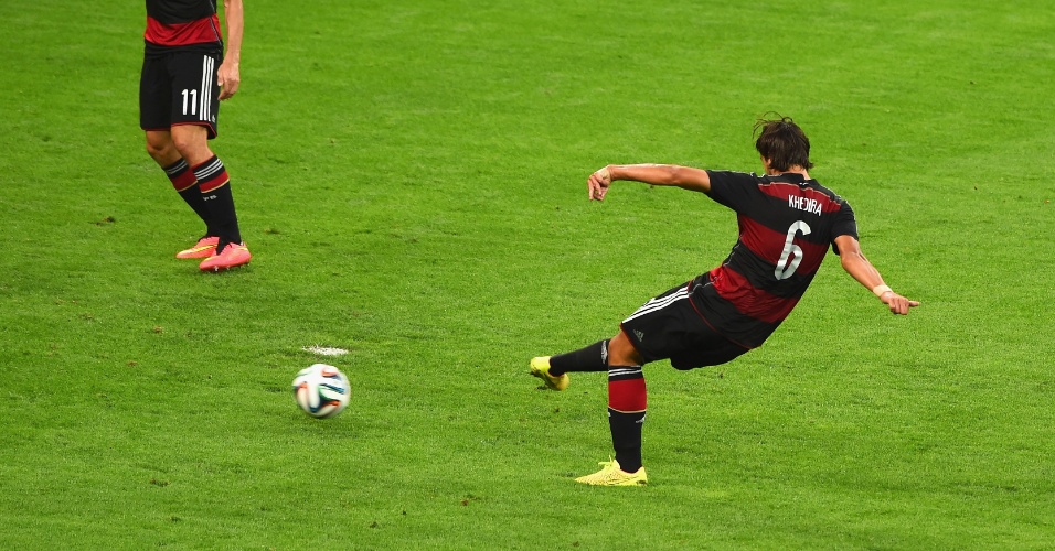 08. jul. 2014 - Khedira finaliza e marca o quinto gol da Alemanha ainda no primeiro tempo do jogo contra o Brasil, no Mineirão