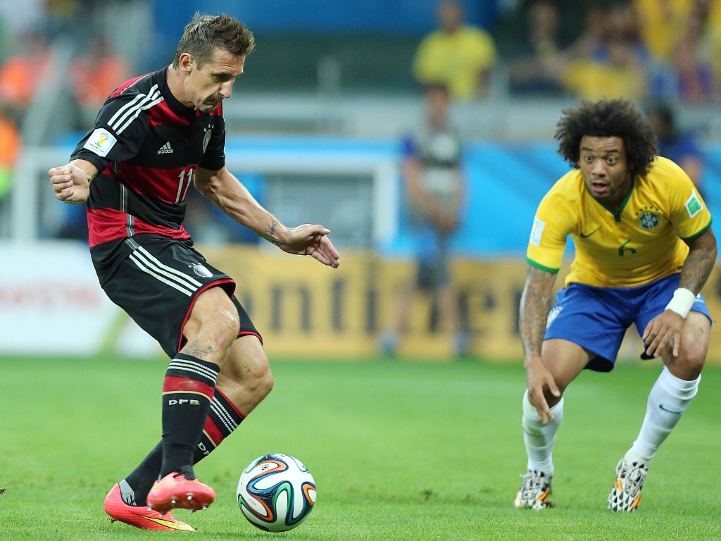 08. jul. 2014 - Klose finaliza dentro da área e marca o segundo da Alemanha contra o Brasil, no Mineirão