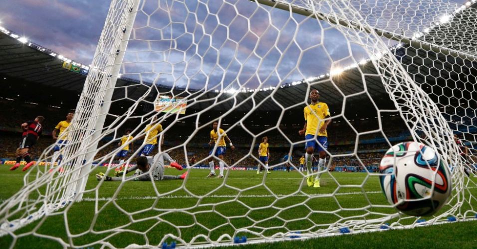 Klose marca o segundo gol da Alemanha nas semifinais contra o Brasil. Foi seu 16º gol na história das Copas, superando a marca de Ronaldo