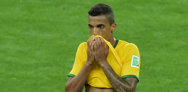 Luiz Gustavo parece não acreditar em derrota para Alemanha, em 2014 - AFP PHOTO / GABRIEL BOUYS