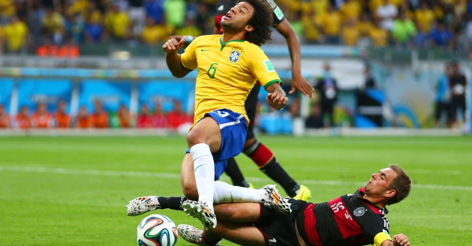 08. jul. 2014 - Marcelo pede pênalti de Philipp Lahm, mas o árbitro manda o lance seguir no Mineirão