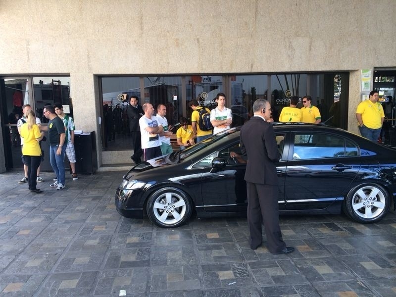 Movimentação em frente ao hotel onde está hospedada a seleção brasileira em Belo Horizonte