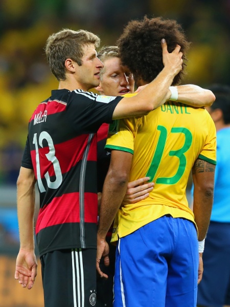 08. jul. 2014 - Müller e Schweinsteiger consolam o brasileiro Dante, companheiro de Bayern de Munique, após a vitória alemã por 7 a 1, no Mineirão - Martin Rose/Getty Images