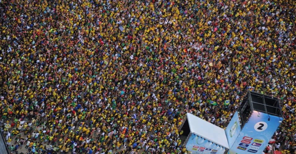 Multidão na Fan Fest do Rio de Janeiro para acompanhar a transmissão de Brasil e Alemanha