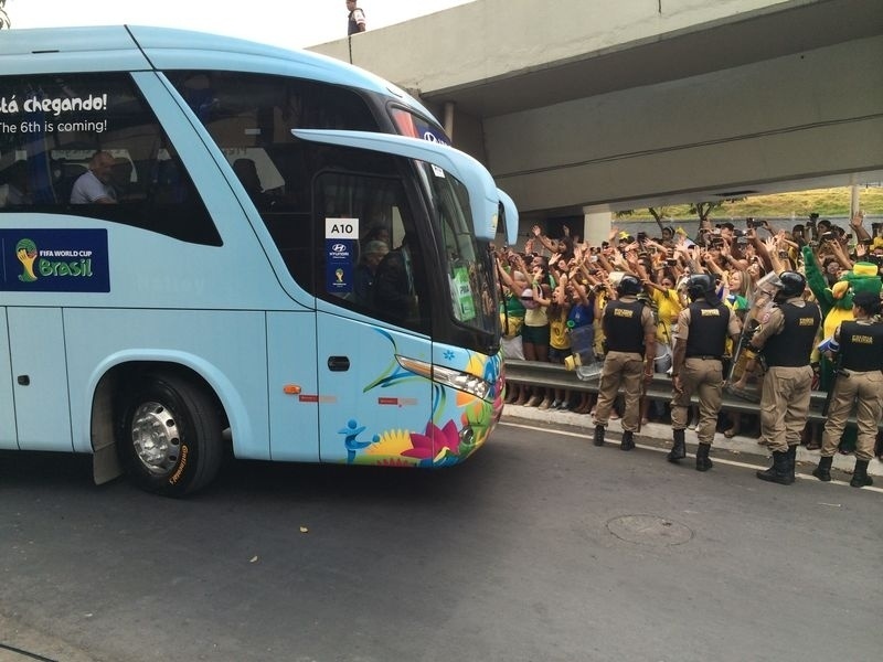 Ônibus da seleção brasileira deixa o hotel e vai em direção ao Mineirão, onde enfrenta a Alemanha