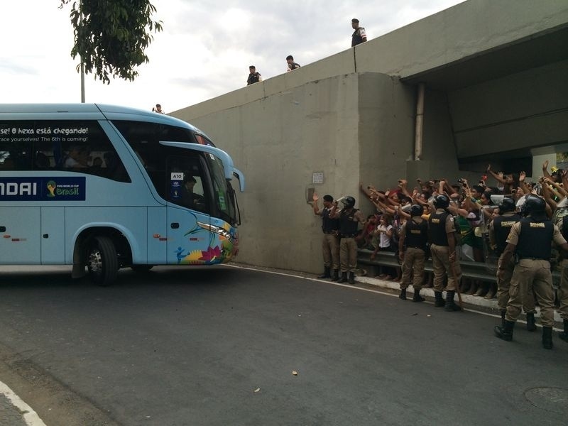 Ônibus da seleção brasileira deixa o hotel e vai em direção ao Mineirão, onde enfrenta a Alemanha