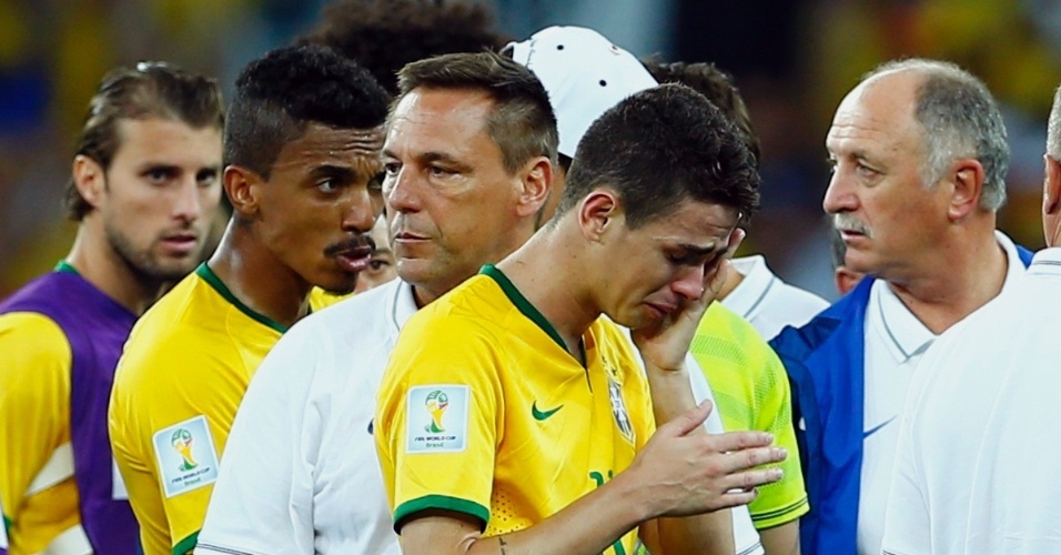 08. jul. 2014 - Oscar chora após a derrota brasileira para a Alemanha por 7 a 1. O Brasil agora disputa o terceiro lugar, no sábado