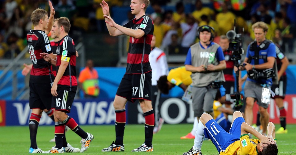 08. jul. 2014 - Oscar fica caído no gramado após a derrota do Brasil por 7 a 1 para a Alemanha no Mineirão. Os alemães estão na final da Copa do Mundo