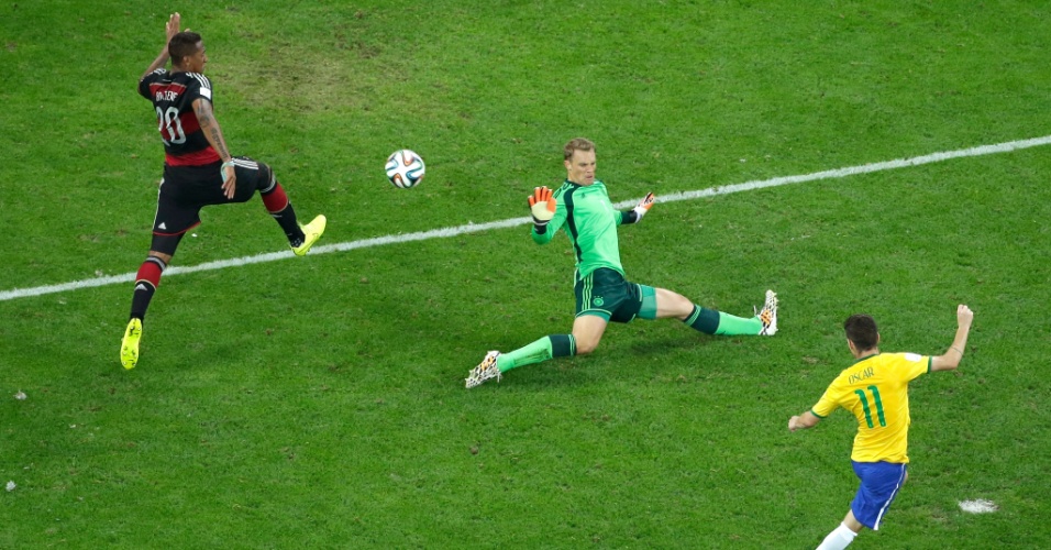 08. jul. 2014 - Oscar marca o gol de honra do Brasil contra a Alemanha, na derrota por 7 a 1 no Mineirão. Os alemães estão na final da Copa