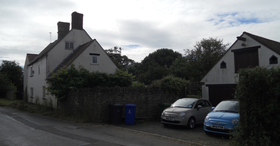 Outro ângulo de nossa casa na Inglaterra e os dois carros alugados, desta vez dois 500. O meu é o azul. Domingo à noite dei carona para os cozinheiros da Ferrari, são artistas