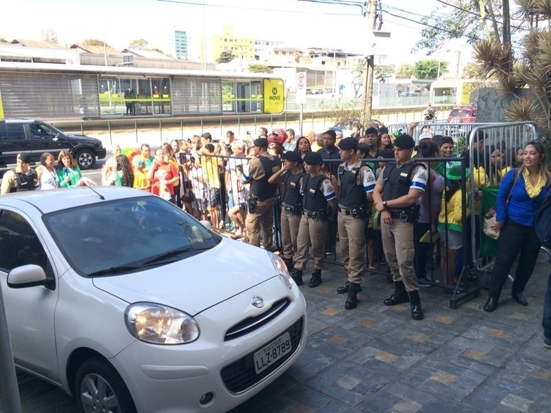 Policiais militares fazem a segurança no entorno do hotel onde está hospedada a seleção brasileira em Belo Horizonte, que enfrenta a Alemanha