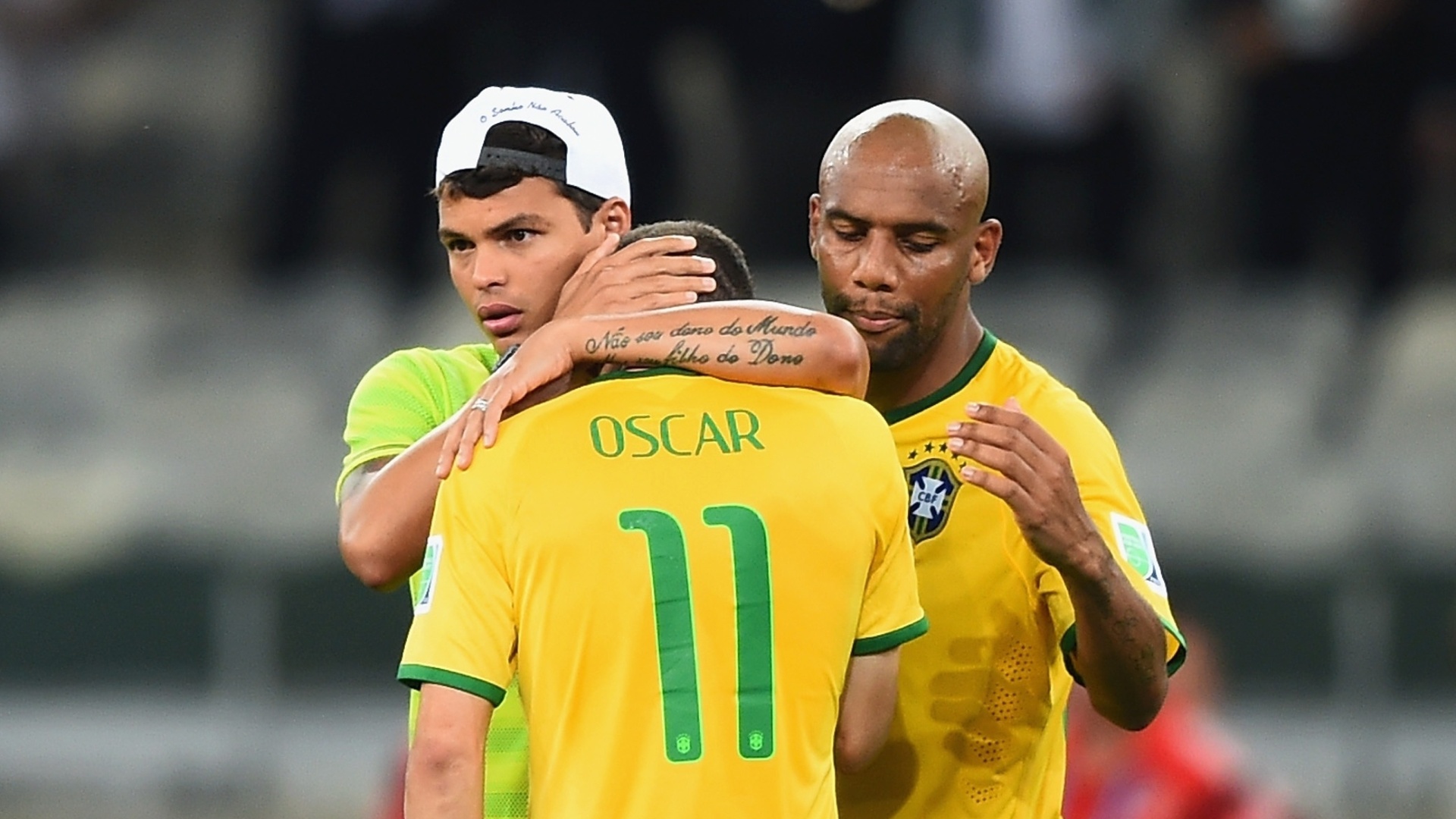 08. jul. 2014 - Thiago Silva e Maicon tentam reerguer Oscar, autor do gol de honra brasileiro contra a Alemanha na derrota por 7 a 1 no Mineirão