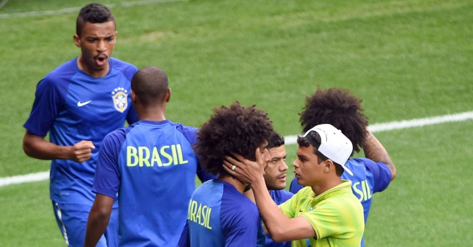08. jul. 2014 - Thiago Silva, fora da partida contra a Alemanha, dá força para companheiros de seleção no gramado do Mineirão