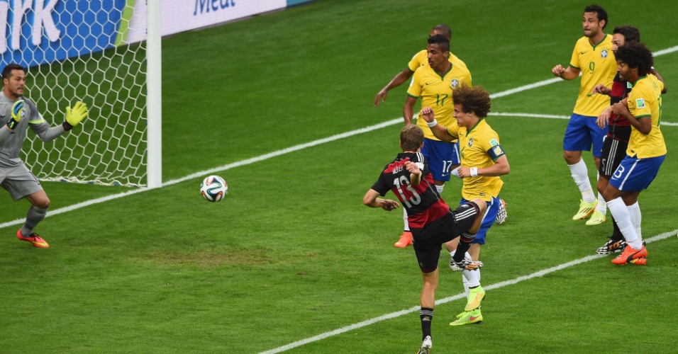 08. jul. 2014 - Thomas Müller, livre de marcação, aproveita cruzamento e marca o primeiro da Alemanha contra o Brasil no Mineirão