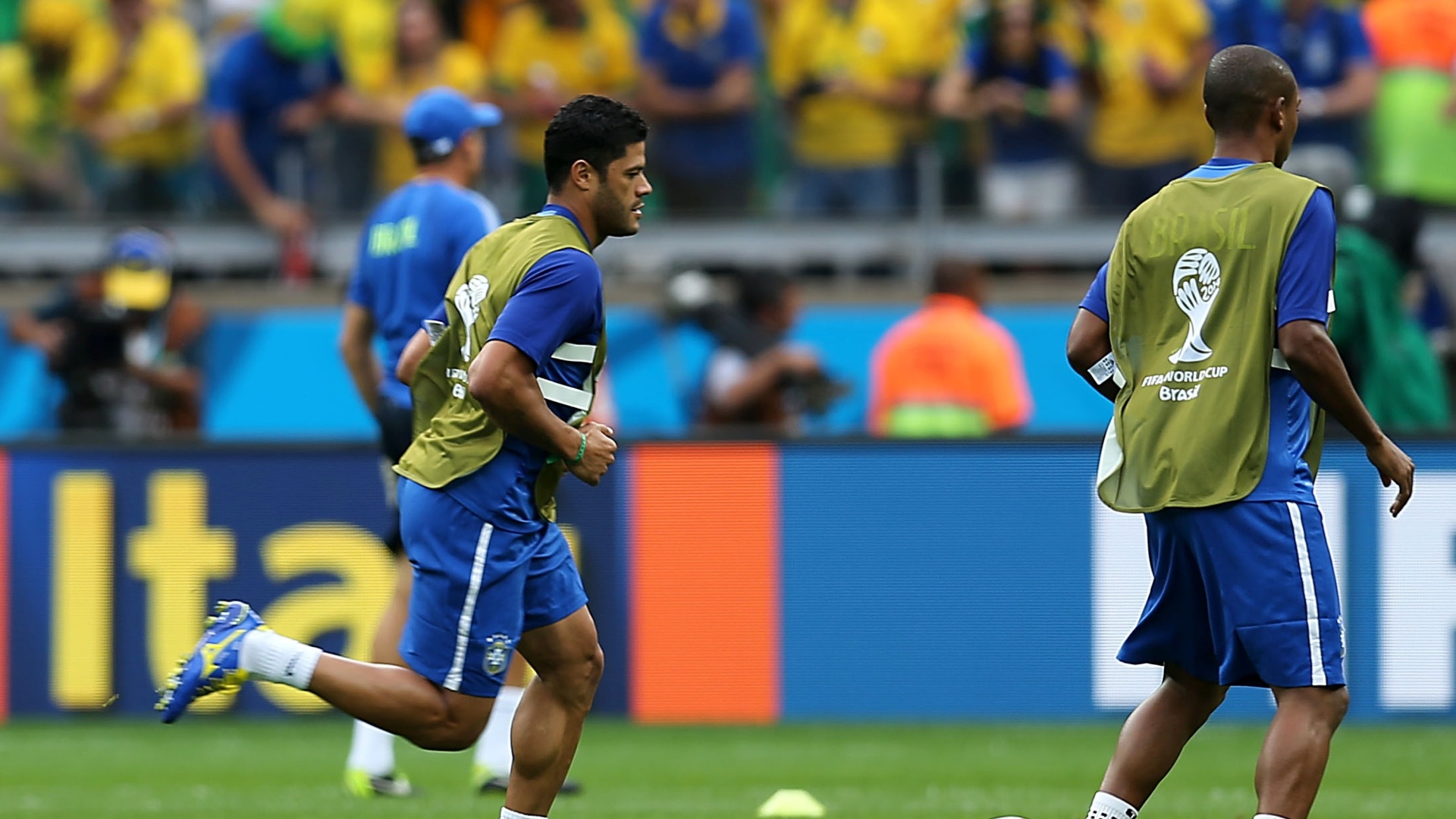 08. jul. 2014 - Titular da seleção, Hulk faz aquecimento no Mineirão antes do jogo contra a Alemanha