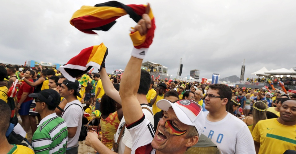 Torcedor alemão faz festa na Fan Fest de Copacabana enquanto sua seleção goleia o Brasil