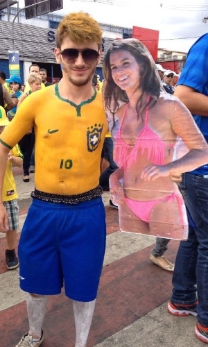 Torcedor fantasiado de Neymar carrega pôster de Bruna Marquezine antes do jogo entre Brasil e Alemanha, no Mineirão