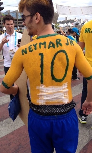 Torcedor faz referência a Neymar e vai ao jogo do Brasil com curativo nas costas