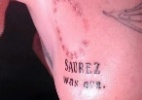 Virou moda: mais um torcedor tatua mordida de Suárez no ombro - Reprodução/Twitter