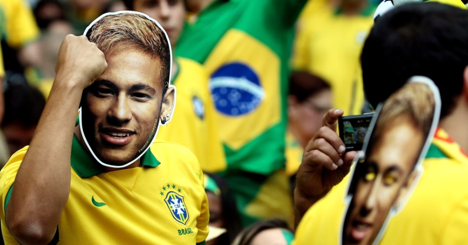 Torcedor usa máscara de Neymar em homenagem ao atacante antes do jogo contra a Alemanha, no Mineirão