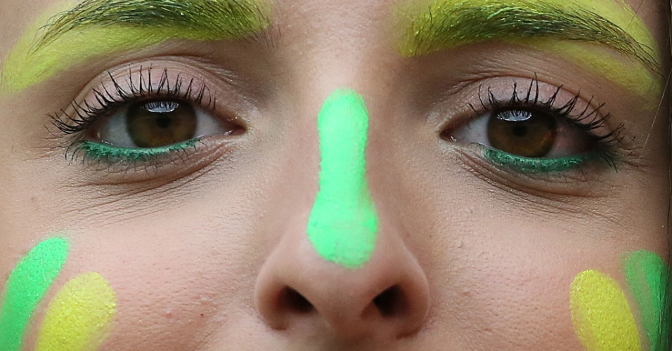 Torcedora com o rosto pintado vai ao Mineirão acompanhar a partida entre Brasil e Alemanha, pela semifinal da Copa do Mundo