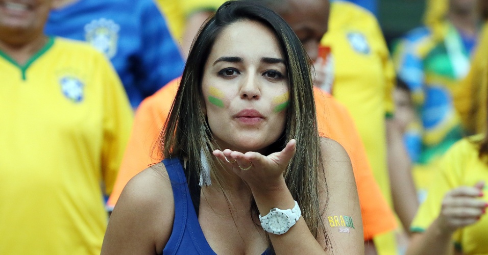 Torcedora manda beijo para a câmera antes de Brasil e Alemanha no Mineirão