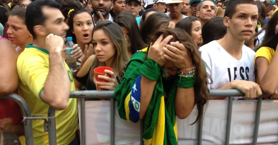 Torcedora na Savassi, em Belo Horizonte, se desespera com derrota brasileira