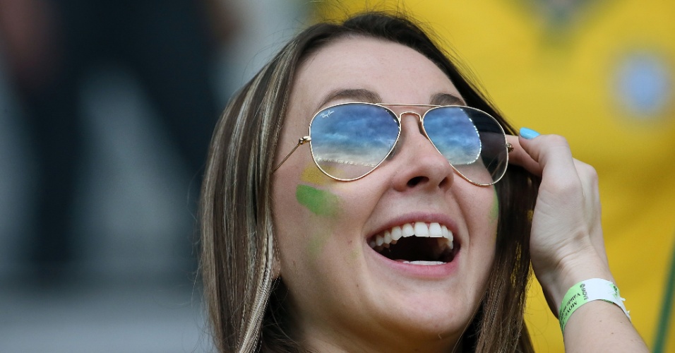 Torcedora sorri nas arquibancadas do Mineirão antes de Brasil e Alemanha 