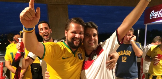 Torcedores brasileiro e alemão confraternizam após trocarem camisas nos corredores do Mineirão
