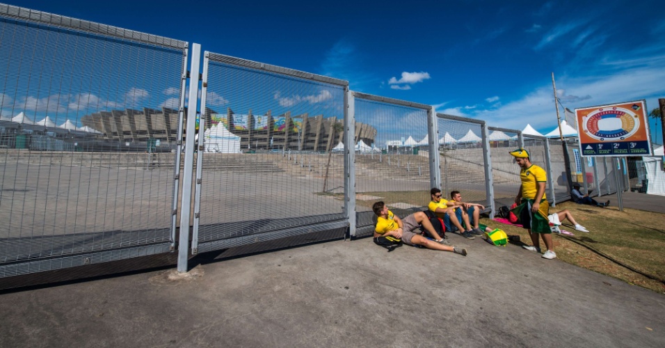 Torcedores chegam cedo ao Mineirão e aguardam a abertura dos portões para a partida entre Brasil e Alemanha