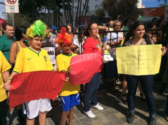 Torcedores se concentram nos arredores do hotel no qual a seleção brasileira está hospedada em Belo Horizonte