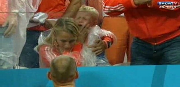 09.jul.2014 - Filho de Robben chora no Itaquerão após Holanda ter sido eliminada da Copa