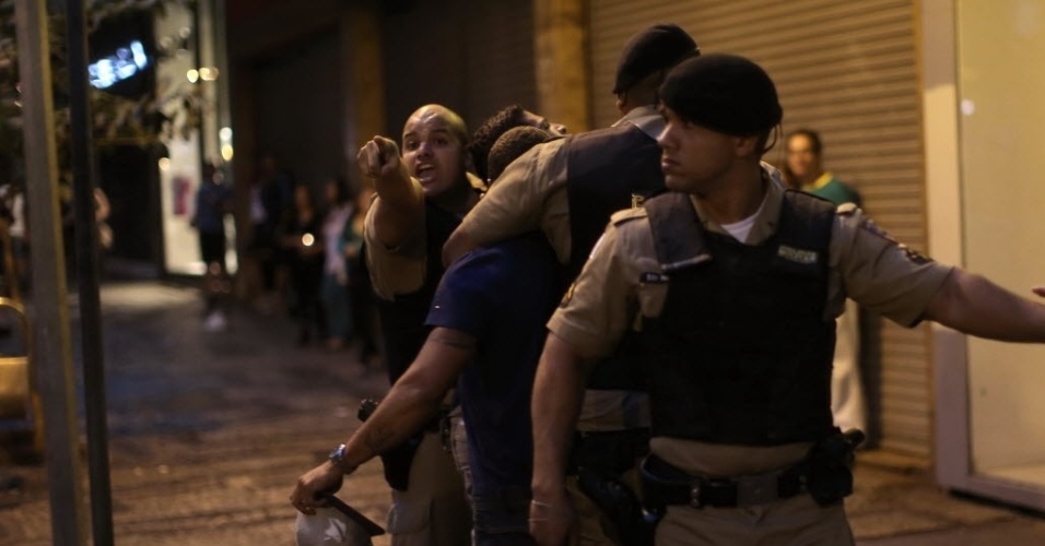 8.jul.2014 - Policiais detêm homem durante confusão em Belo Horizonte após Brasil 1 x 7 Alemanha