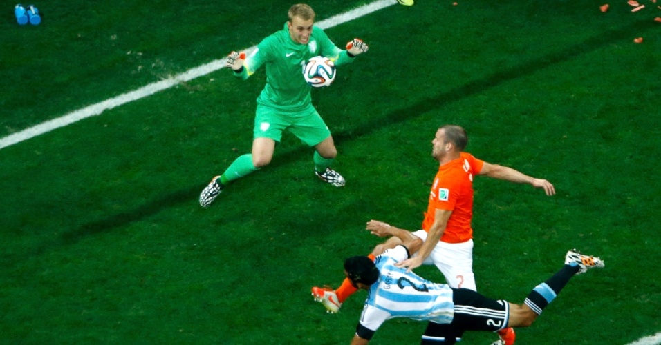 Argentino Ezequiel Garay tenta, sem sucesso, abrir o placar contra a Holanda