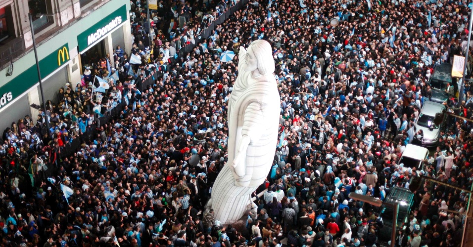 Argentinos fazem festa pelas ruas de Buenos Aires com direito a Cristo Redentor inflável