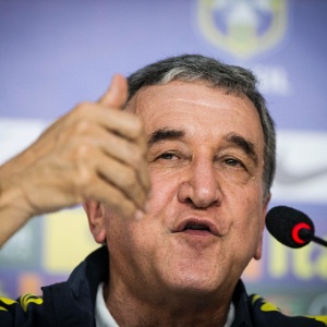 Carlos Alberto Parreira fala durante entrevista coletiva após eliminação vexatória da Copa do Mundo - Eduardo Knapp/Folhapress - Eduardo Knapp/Folhapress