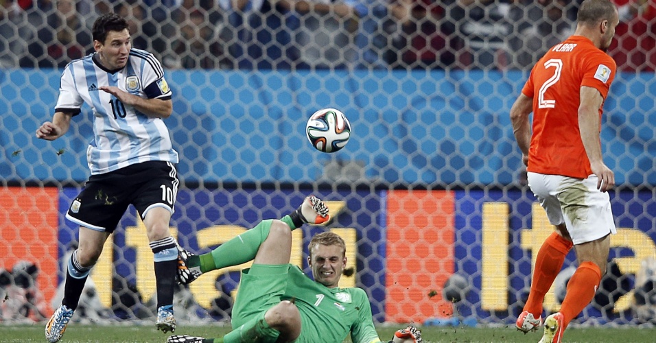 Goleiro holandês Jasper Cillessen sai da área para tentar impedir investida de Messi no ataque argentino