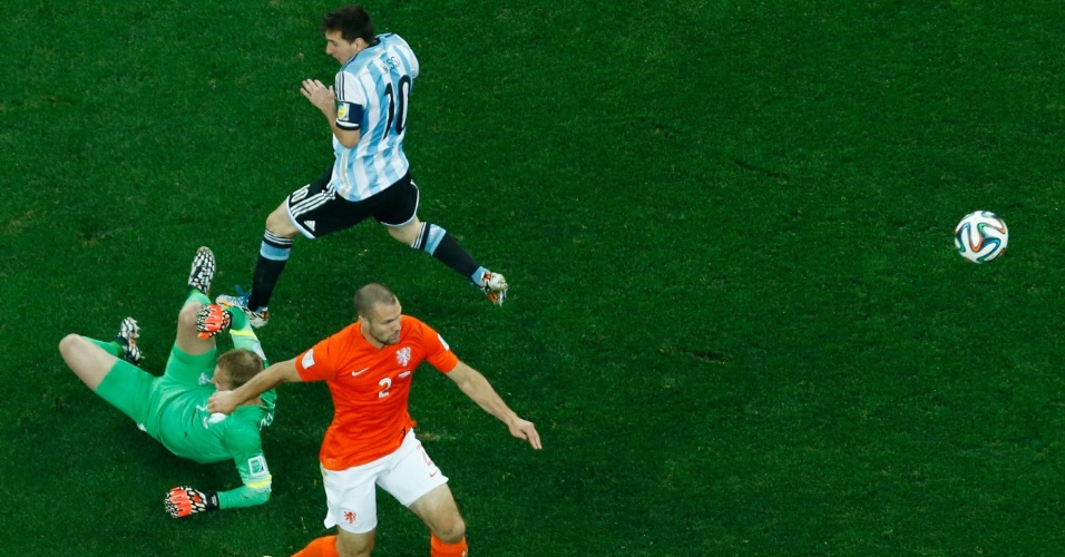 Goleiro holandês Jasper Cillessen sai da área para tentar impedir investida de Messi no ataque argentino