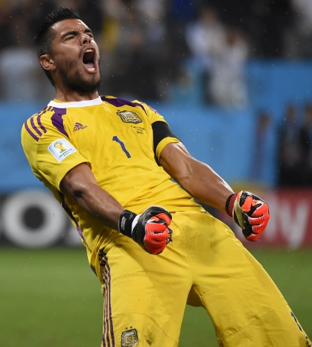 Goleiro Romero comemora pênalti defendido na disputa entre Argentina e Holanda