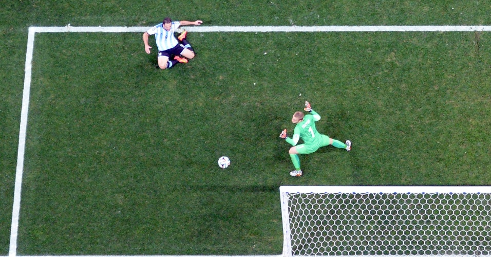 Gonzalo Higuaín perde oportunidade de abrir o placar para a Argentina contra a Holanda