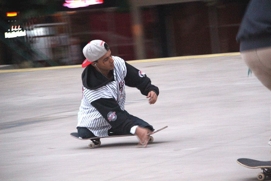 Mesmo sem as pernas Ruan Felipe aproveitou o dia de jogo para andar muito de skate.