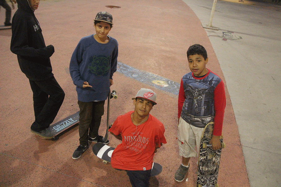 O skatista Ruan Felipe com seus fans aproveitou o dia de jogo para andar de skate.