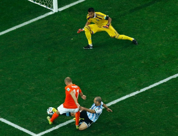 Robben é cortado por Mascherano no momento do chute na partida entre Holanda e Argentina