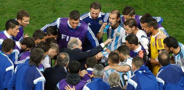 Técnico Alejandro Sabella orienta seus jogadores antes da prorrogação da semifinal entre Holanda e Argentina